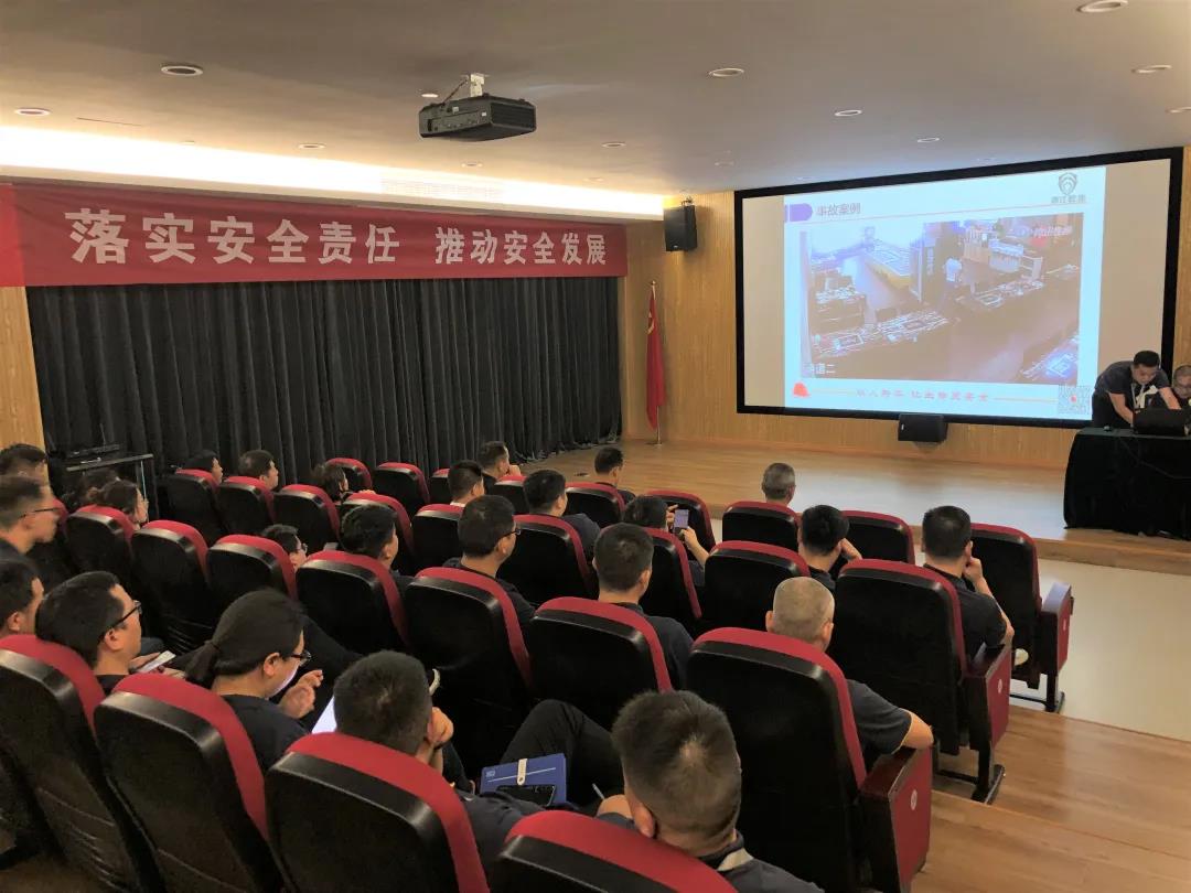 公司开展消防培训演练活动(图1) 公司开展消防培训演练活动(图1)