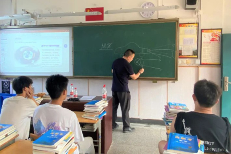 校企融合搭桥梁——工匠进校上课啦!(图4) 校企融合搭桥梁——工匠进校上课啦!(图4)