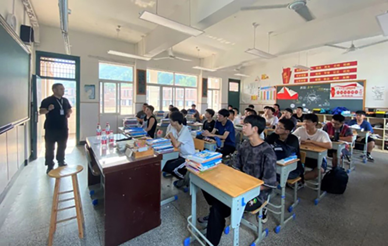 校企融合搭桥梁——工匠进校上课啦!(图5) 校企融合搭桥梁——工匠进校上课啦!(图5)