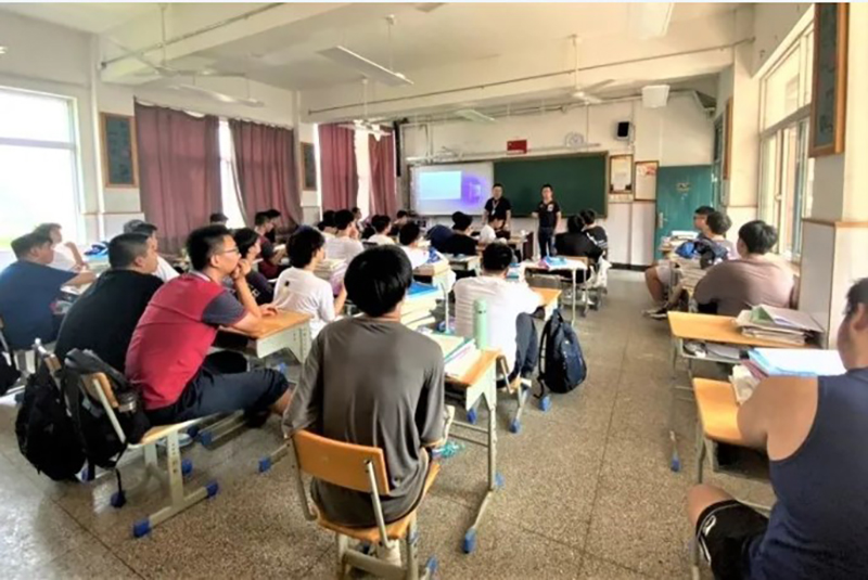 校企融合搭桥梁——工匠进校上课啦!(图1) 校企融合搭桥梁——工匠进校上课啦!(图1)