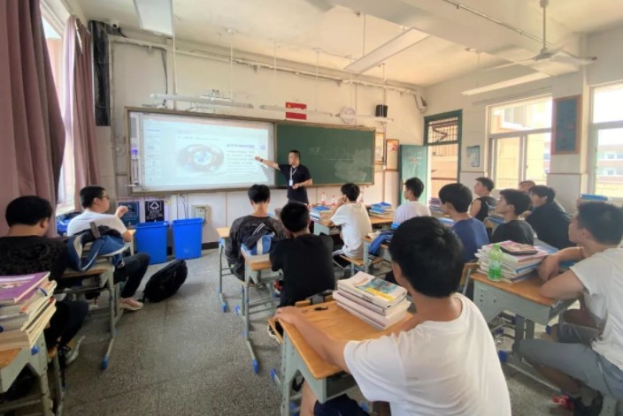 校企融合搭桥梁——工匠进校上课啦!(图3) 校企融合搭桥梁——工匠进校上课啦!(图3)
