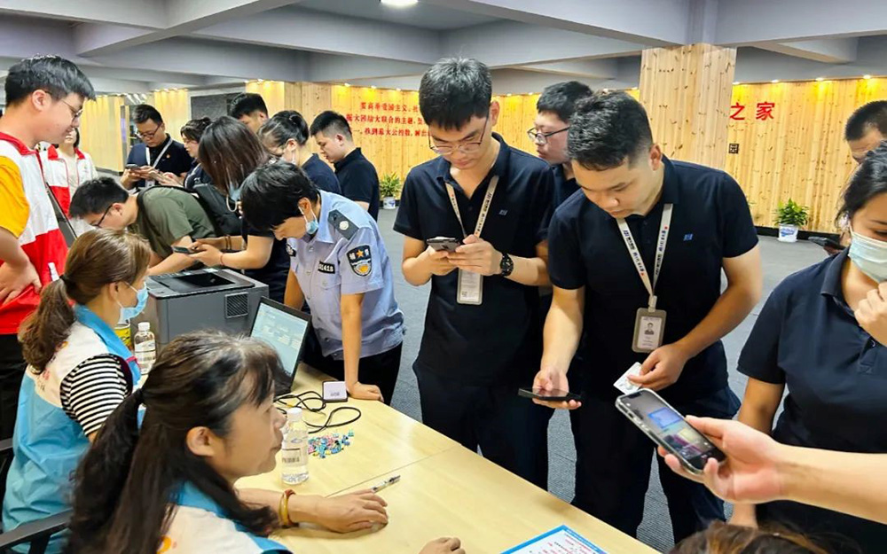精华股份党支部组织开展“不忘初心跟党走 无偿献血庆七一”主题党日活动(图1) 精华股份党支部组织开展“不忘初心跟党走 无偿献血庆七一”主题党日活动(图1)