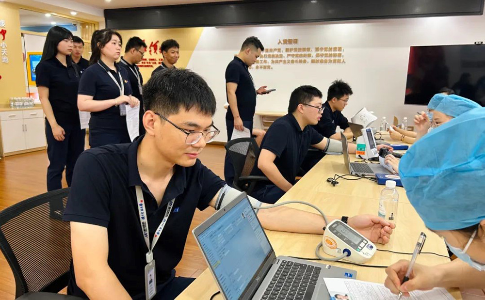 精华股份党支部组织开展“不忘初心跟党走 无偿献血庆七一”主题党日活动(图2) 精华股份党支部组织开展“不忘初心跟党走 无偿献血庆七一”主题党日活动(图2)