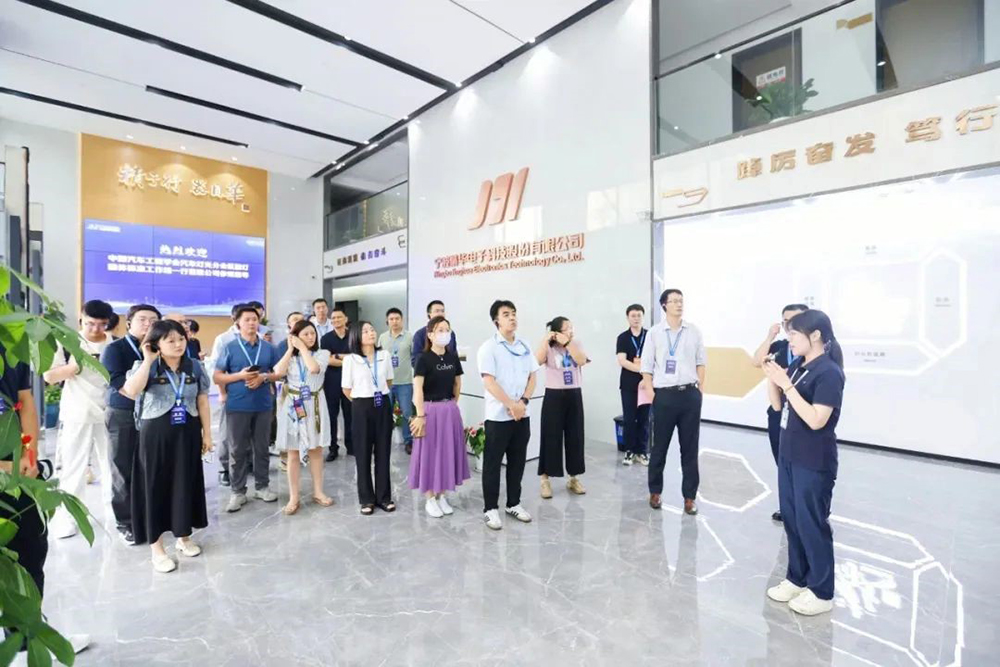 中国汽车工程学会汽车灯光分会氛围灯团体标准工作组第二次会议在宁波圆满召开(图4) 中国汽车工程学会汽车灯光分会氛围灯团体标准工作组第二次会议在宁波圆满召开(图4)