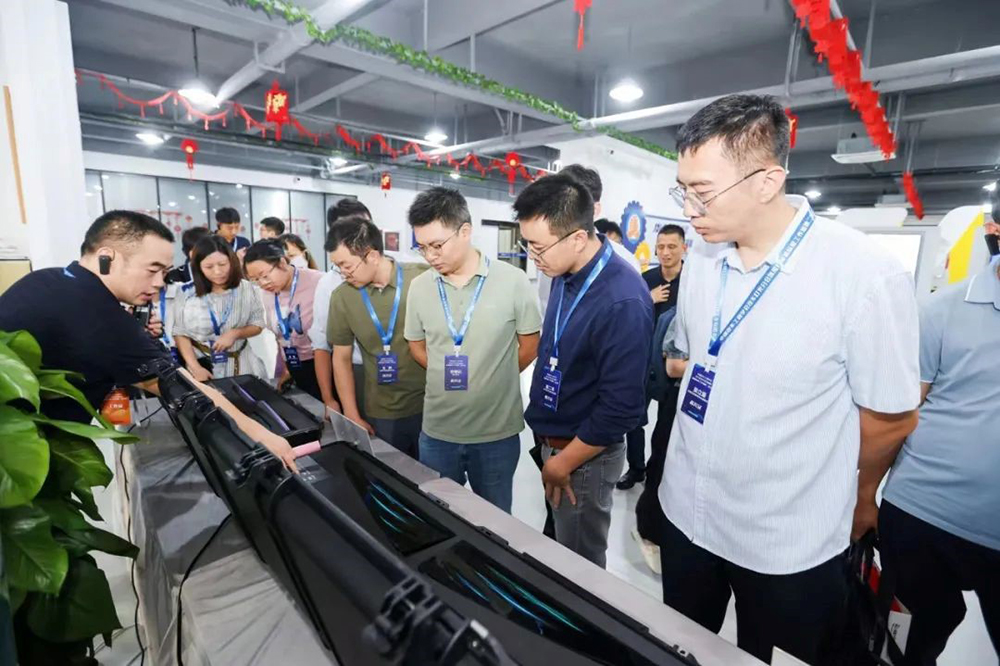 中国汽车工程学会汽车灯光分会氛围灯团体标准工作组第二次会议在宁波圆满召开(图6) 中国汽车工程学会汽车灯光分会氛围灯团体标准工作组第二次会议在宁波圆满召开(图6)