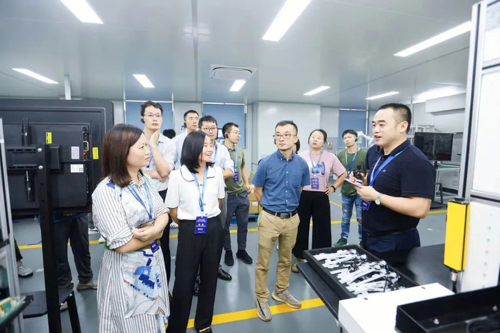 中国汽车工程学会汽车灯光分会氛围灯团体标准工作组第二次会议在宁波圆满召开(图5) 中国汽车工程学会汽车灯光分会氛围灯团体标准工作组第二次会议在宁波圆满召开(图5)