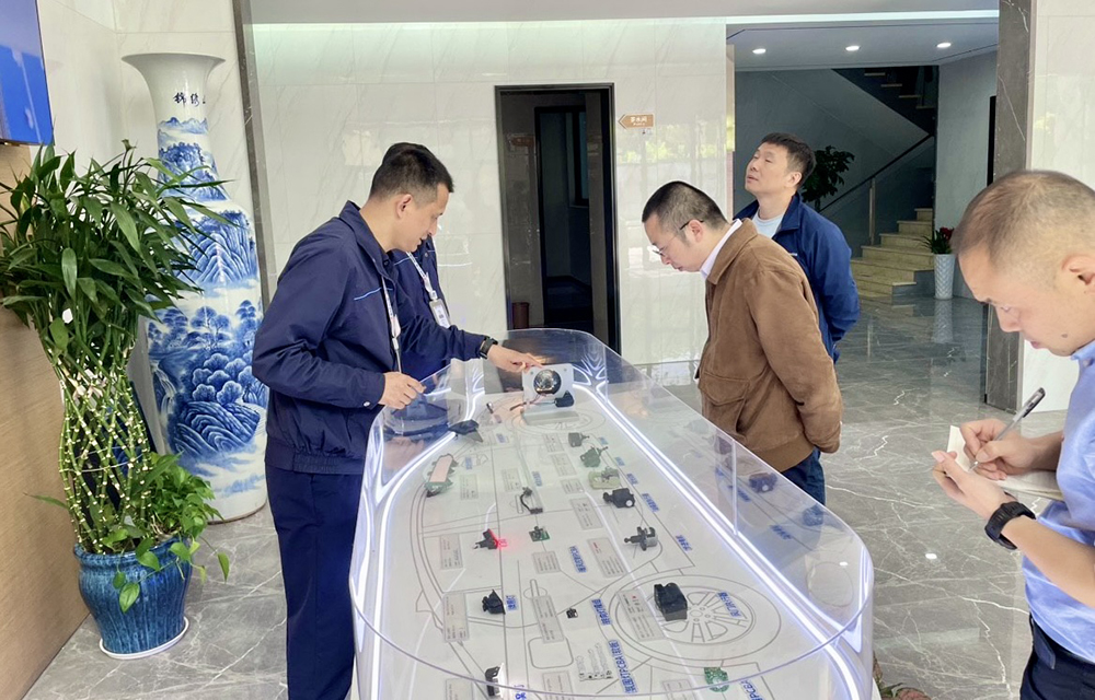 华旭光电一行莅临我司参观交流(图1) 华旭光电一行莅临我司参观交流(图1)