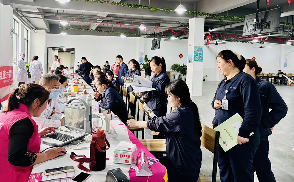 企业医院同行 共筑健康防线|鄞州二院专家团队来公司开展健康义诊(图1) 企业医院同行 共筑健康防线|鄞州二院专家团队来公司开展健康义诊(图1)