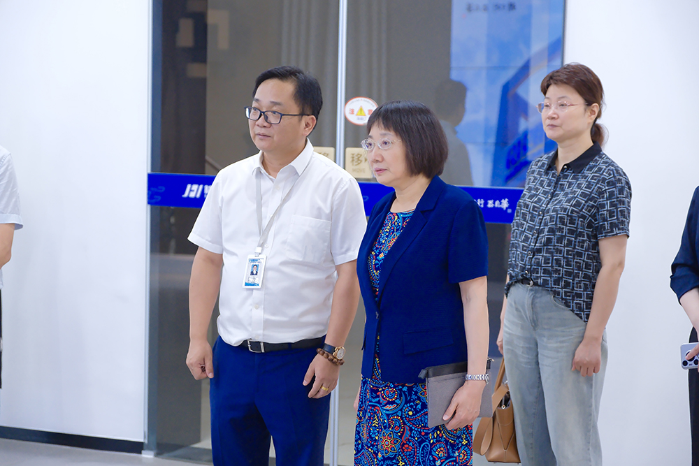 全国总工会女工部部长刘红梅一行莅临我司参观调研(图1) 全国总工会女工部部长刘红梅一行莅临我司参观调研(图1)