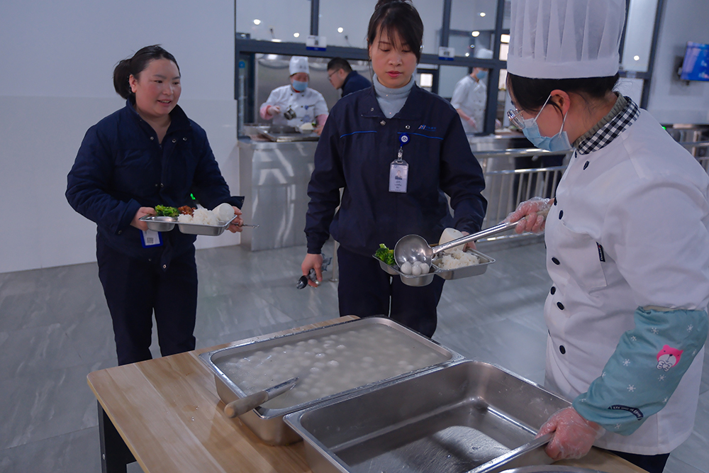 品八方风味,享元宵喜乐 | 公司成功举办特产分享及元宵节活动 品八方风味,享元宵喜乐。2月12日,传统元宵佳节,公司在食堂精心组织了“吃汤圆、赏花灯、品特产、投球赢奖品”等一系列元宵活动,节日氛围浓厚(图3) 品八方风味,享元宵喜乐 | 公司成功举办特产分享及元宵节活动 品八方风味,享元宵喜乐。2月12日,传统元宵佳节,公司在食堂精心组织了“吃汤圆、赏花灯、品特产、投球赢奖品”等一系列元宵活动,节日氛围浓厚(图3)