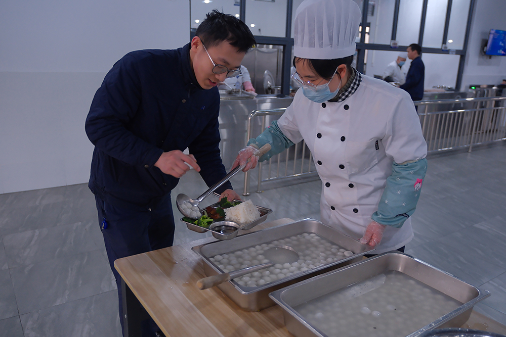 品八方风味,享元宵喜乐 | 公司成功举办特产分享及元宵节活动 品八方风味,享元宵喜乐。2月12日,传统元宵佳节,公司在食堂精心组织了“吃汤圆、赏花灯、品特产、投球赢奖品”等一系列元宵活动,节日氛围浓厚(图4) 品八方风味,享元宵喜乐 | 公司成功举办特产分享及元宵节活动 品八方风味,享元宵喜乐。2月12日,传统元宵佳节,公司在食堂精心组织了“吃汤圆、赏花灯、品特产、投球赢奖品”等一系列元宵活动,节日氛围浓厚(图4)