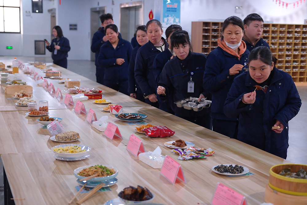品八方风味,享元宵喜乐 | 公司成功举办特产分享及元宵节活动 品八方风味,享元宵喜乐。2月12日,传统元宵佳节,公司在食堂精心组织了“吃汤圆、赏花灯、品特产、投球赢奖品”等一系列元宵活动,节日氛围浓厚(图6) 品八方风味,享元宵喜乐 | 公司成功举办特产分享及元宵节活动 品八方风味,享元宵喜乐。2月12日,传统元宵佳节,公司在食堂精心组织了“吃汤圆、赏花灯、品特产、投球赢奖品”等一系列元宵活动,节日氛围浓厚(图6)