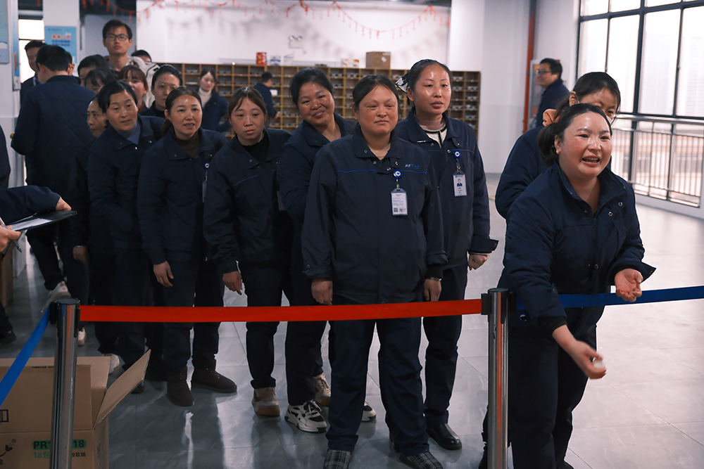品八方风味,享元宵喜乐 | 公司成功举办特产分享及元宵节活动 品八方风味,享元宵喜乐。2月12日,传统元宵佳节,公司在食堂精心组织了“吃汤圆、赏花灯、品特产、投球赢奖品”等一系列元宵活动,节日氛围浓厚(图10) 品八方风味,享元宵喜乐 | 公司成功举办特产分享及元宵节活动 品八方风味,享元宵喜乐。2月12日,传统元宵佳节,公司在食堂精心组织了“吃汤圆、赏花灯、品特产、投球赢奖品”等一系列元宵活动,节日氛围浓厚(图10)