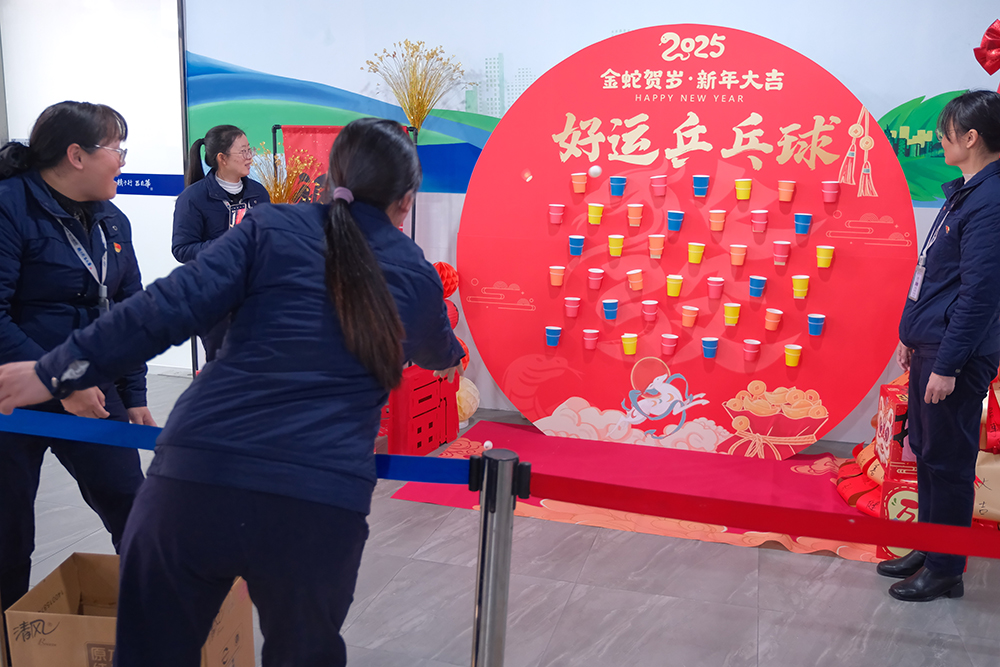 品八方风味,享元宵喜乐 | 公司成功举办特产分享及元宵节活动 品八方风味,享元宵喜乐。2月12日,传统元宵佳节,公司在食堂精心组织了“吃汤圆、赏花灯、品特产、投球赢奖品”等一系列元宵活动,节日氛围浓厚(图9) 品八方风味,享元宵喜乐 | 公司成功举办特产分享及元宵节活动 品八方风味,享元宵喜乐。2月12日,传统元宵佳节,公司在食堂精心组织了“吃汤圆、赏花灯、品特产、投球赢奖品”等一系列元宵活动,节日氛围浓厚(图9)