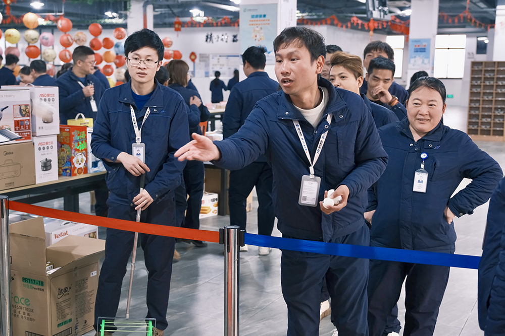 品八方风味,享元宵喜乐 | 公司成功举办特产分享及元宵节活动 品八方风味,享元宵喜乐。2月12日,传统元宵佳节,公司在食堂精心组织了“吃汤圆、赏花灯、品特产、投球赢奖品”等一系列元宵活动,节日氛围浓厚(图11) 品八方风味,享元宵喜乐 | 公司成功举办特产分享及元宵节活动 品八方风味,享元宵喜乐。2月12日,传统元宵佳节,公司在食堂精心组织了“吃汤圆、赏花灯、品特产、投球赢奖品”等一系列元宵活动,节日氛围浓厚(图11)