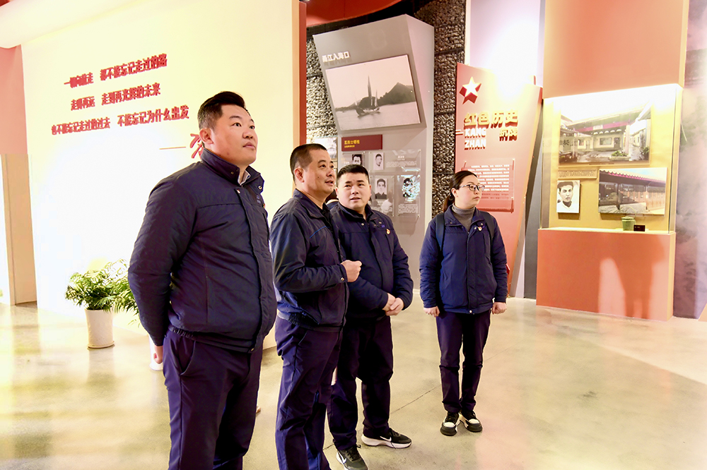铭记历史,致敬英雄 | 党支部组织开展2025年缅怀先烈主题教育活动(图5) 铭记历史,致敬英雄 | 党支部组织开展2025年缅怀先烈主题教育活动(图5)
