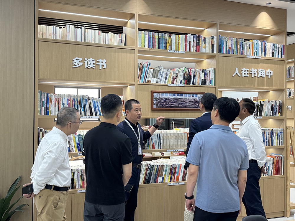 龙游县工商联领导一行莅临精华股份参观交流(图2) 龙游县工商联领导一行莅临精华股份参观交流(图2)
