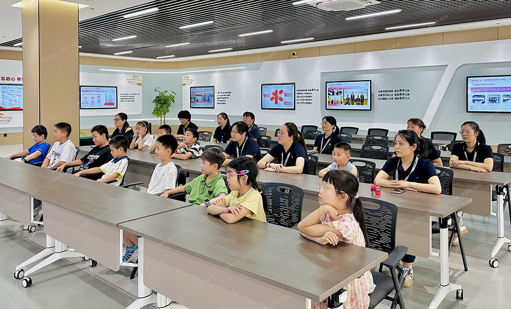 精华股份2025年暑期候鸟托管班温馨开班(图1) 精华股份2025年暑期候鸟托管班温馨开班(图1)