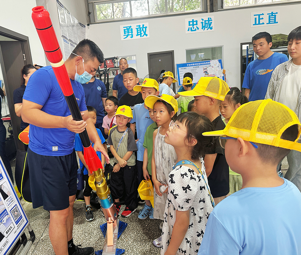 筑梦成长 相伴一夏 | 精华股份2025年暑期候鸟托管班圆满结业(图2)