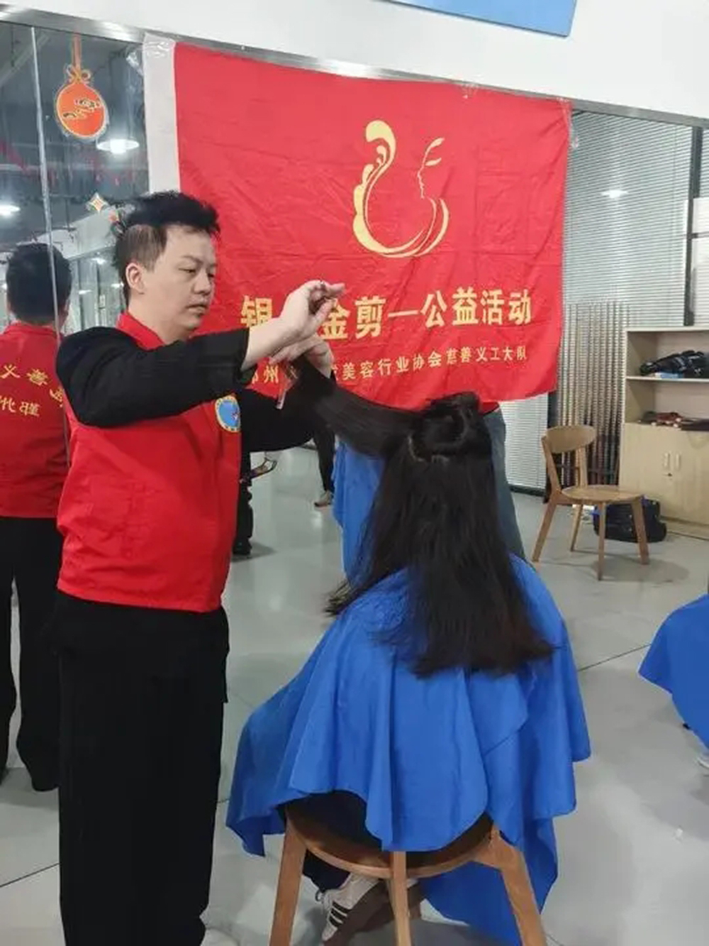 暖心义剪进企业 服务职工零距离(图2) 暖心义剪进企业 服务职工零距离(图2)