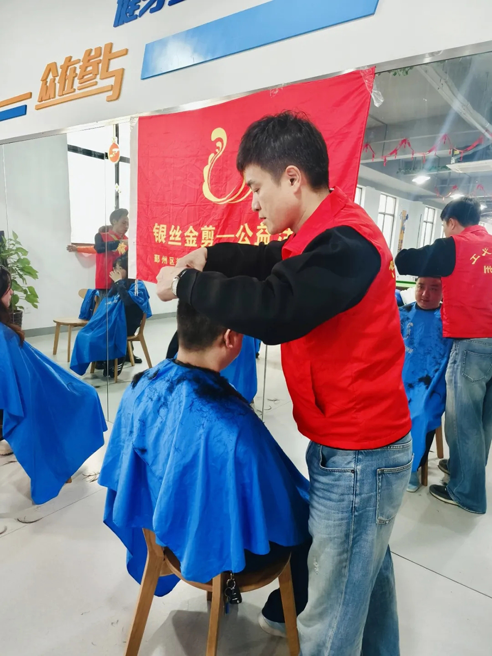 暖心义剪进企业 服务职工零距离(图1) 暖心义剪进企业 服务职工零距离(图1)