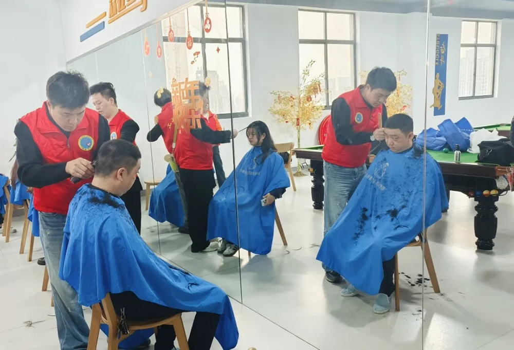 暖心义剪进企业 服务职工零距离(图4) 暖心义剪进企业 服务职工零距离(图4)