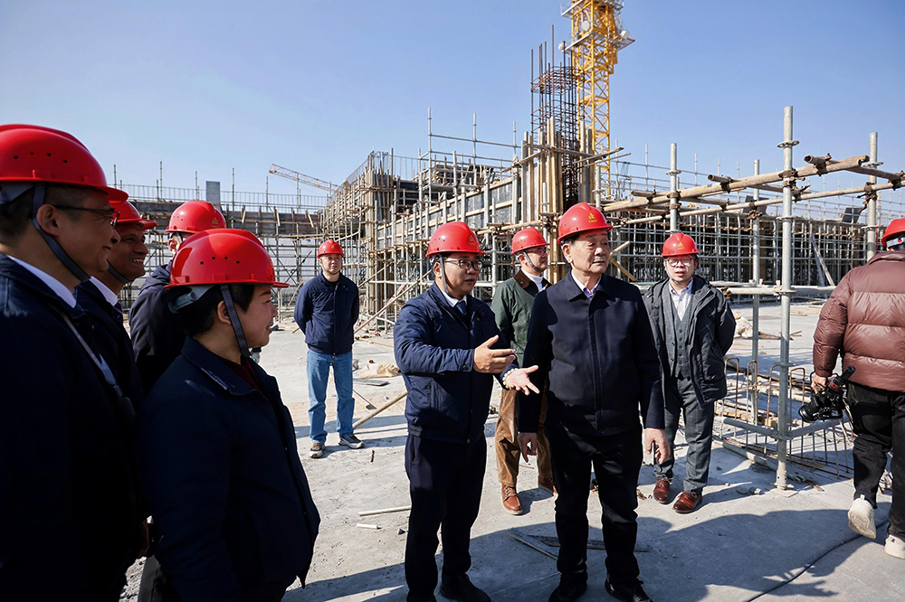 精成智控“年产 3000 万只汽车执行器生产项目”厂房喜封金顶(图2)