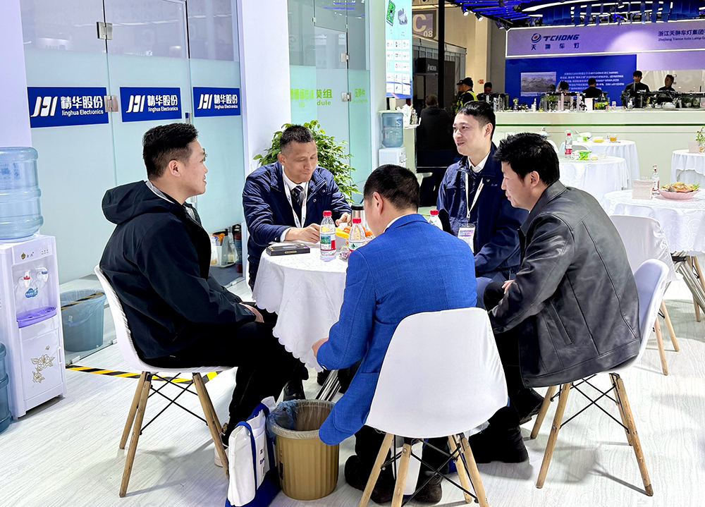 精华股份亮相ALE展会｜以光为媒，共赴汽车灯具产业新征程(图2)