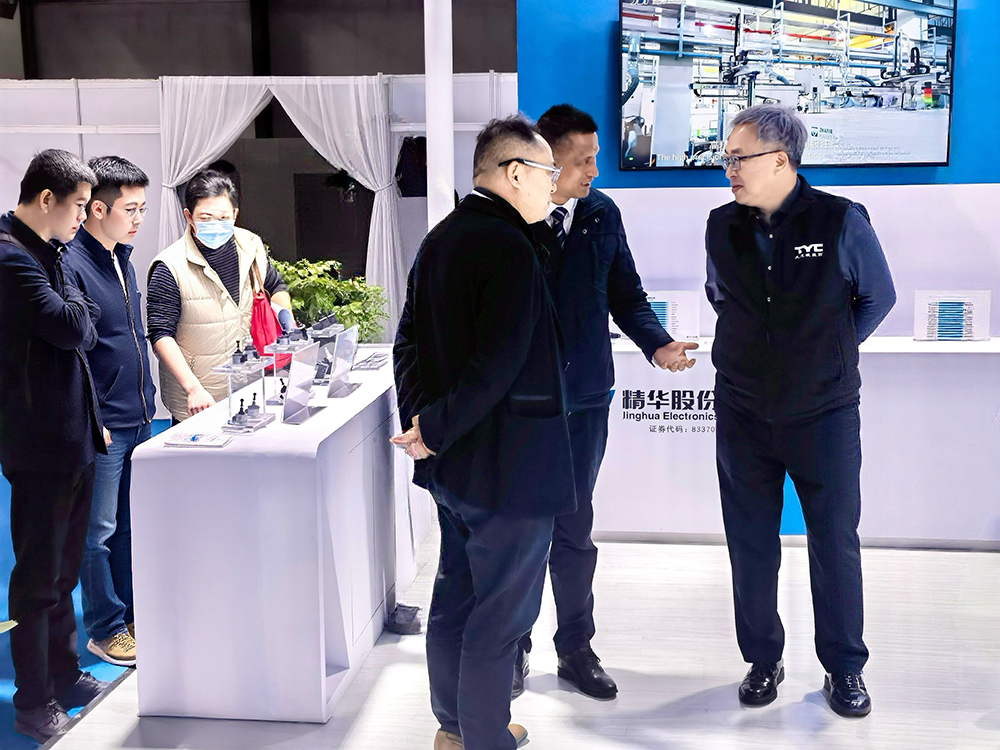 精华股份亮相ALE展会｜以光为媒，共赴汽车灯具产业新征程(图3)