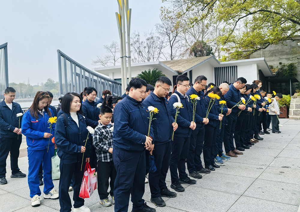 缅怀革命先烈 传承红色精神 精华股份党支部联合精成车业党支部开展清明主题党日活动(图1) 缅怀革命先烈 传承红色精神 精华股份党支部联合精成车业党支部开展清明主题党日活动(图1)