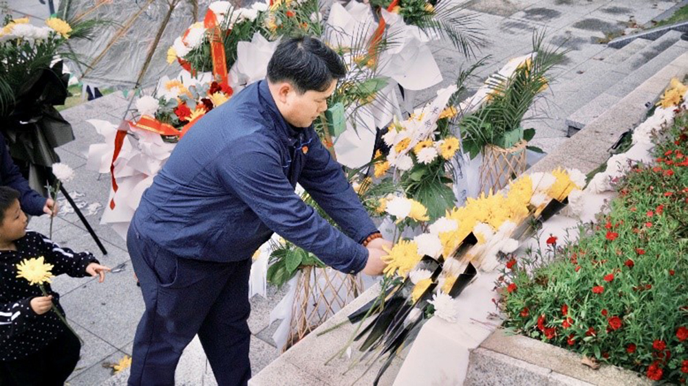 缅怀革命先烈 传承红色精神 精华股份党支部联合精成车业党支部开展清明主题党日活动(图2) 缅怀革命先烈 传承红色精神 精华股份党支部联合精成车业党支部开展清明主题党日活动(图2)