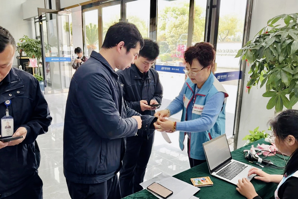 无偿献血传大爱 精华同心显担当(图1)