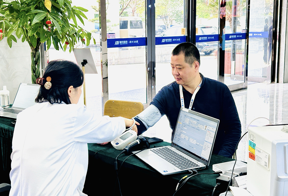 无偿献血传大爱 精华同心显担当(图2)