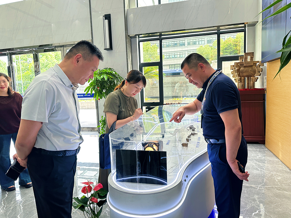 情暖暑托班|市总工会领导莅临我司走访慰问爱心托班 7月16日，宁波市总工会党组成员、经费审查委员会主任崔剑一行莅临我司走访慰问爱心托班。鄞州区总工会党组书记、副主席李琪，中河街道总工会主席李国武等领导(图1)